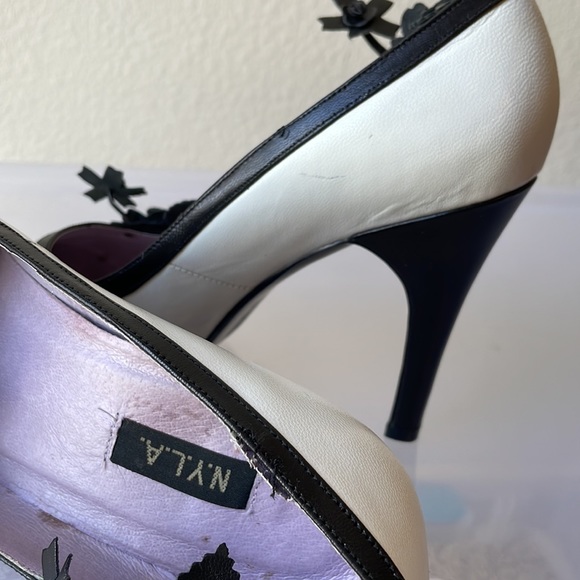 Vintage N.Y.L.A. Black & White Floral Pumps - Picture 3 of 3